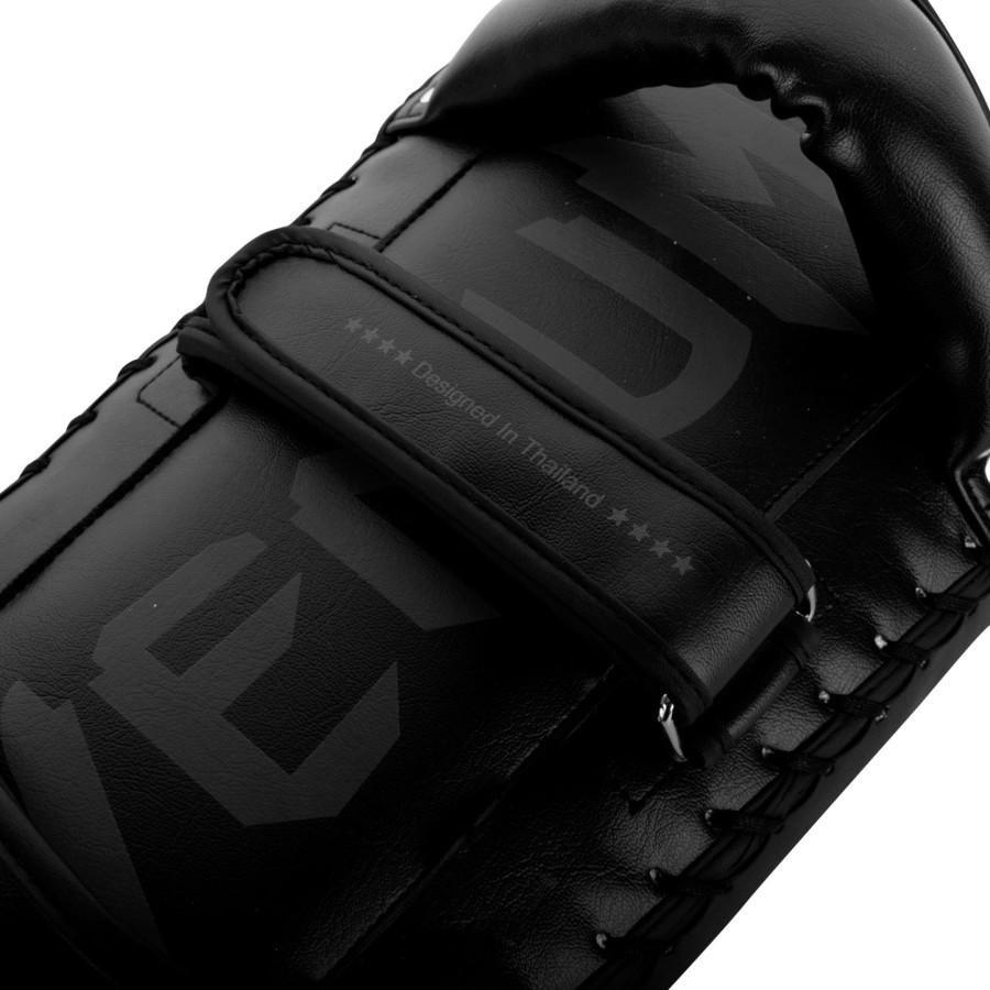 venum giant kick pads - blackblack pair