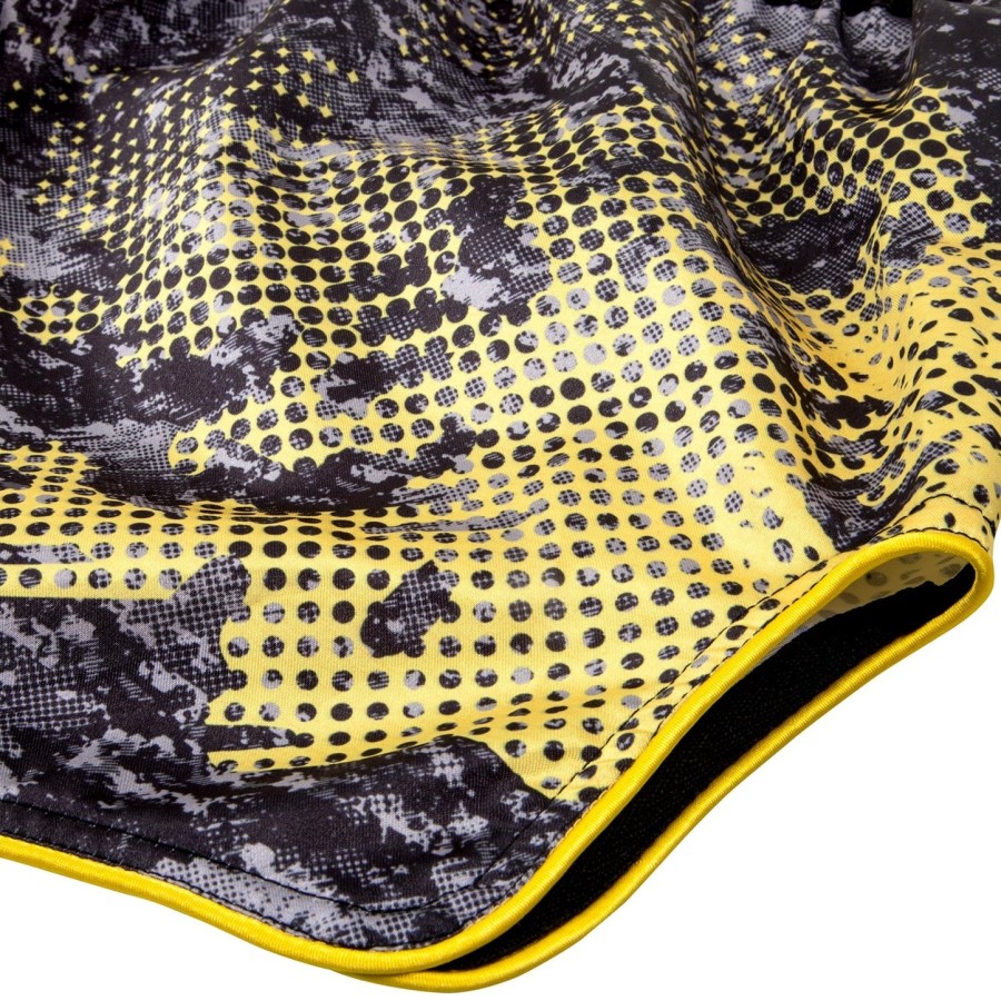 venum tramo muay thai shorts - blackyellow