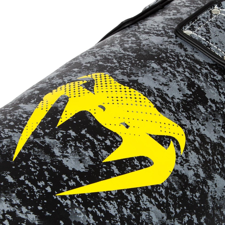 venum tramo punching bag - filled - blackyellow